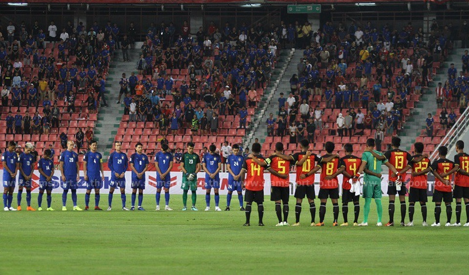 Timor Leste 0-7 Thái Lan: Chân sút số 1 Thái Lan quá "khủng" - 8
Hai đội dành 1 phút tưởng niệm ông chủ của Leicester City, Vichai Srivaddhanaprabha