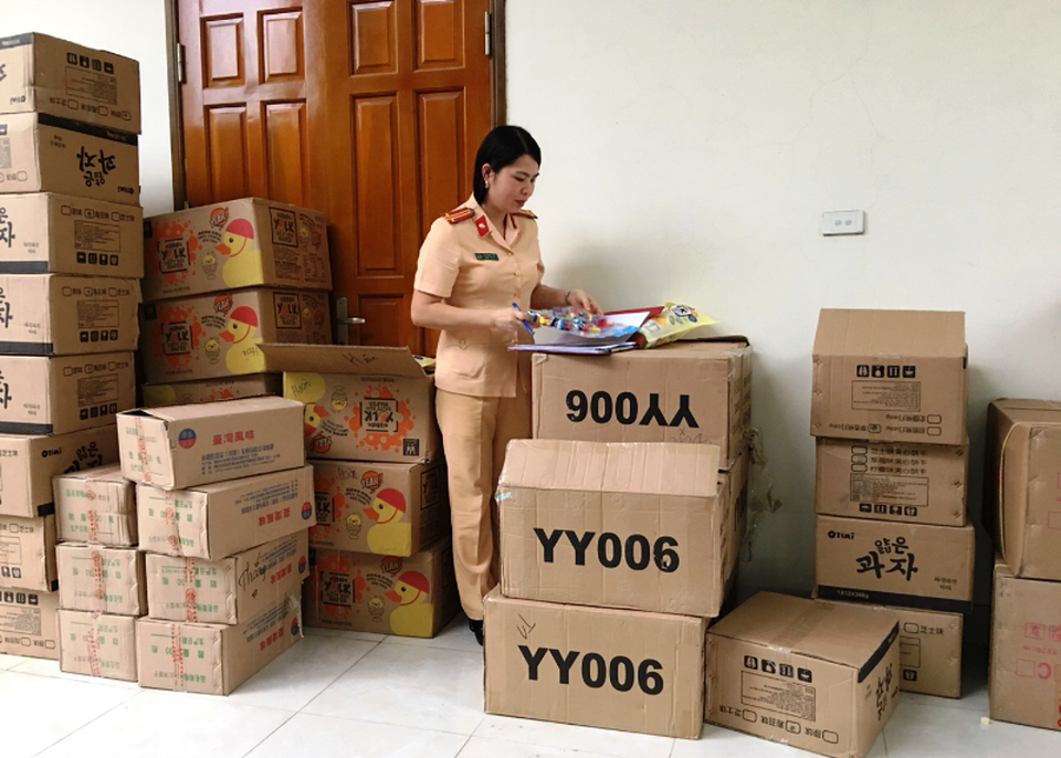 Phát hiện 1,7 tấn bánh kẹo, ô mai không có giấy tờ hợp lệ - 1 Lực lượng CSGT phát hiện 1,7 tấn bánh kẹo, ô mai không có giấy tờ chứng minh nguồn gốc hợp lệ.