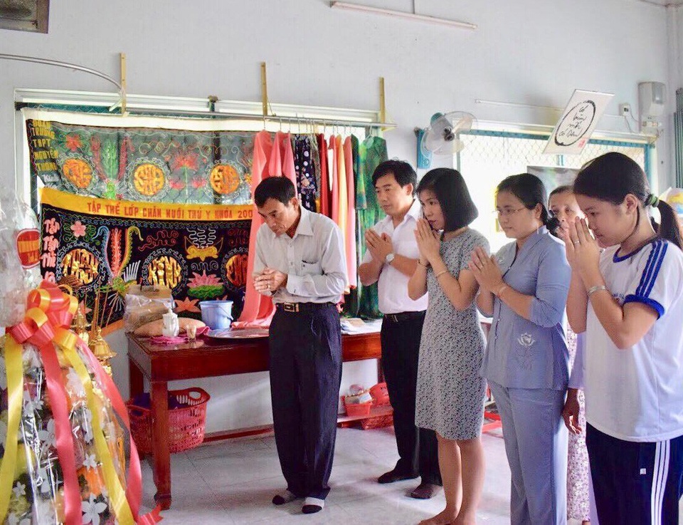 Thủ tướng Nguyễn Xuân Phúc thăm hỏi, tri ân đến “người thầy viết thư xin sách cho học trò” - 1 Đại diện Văn phòng Chính phủ thắp hương tri ân thầy Huỳnh Văn Thế