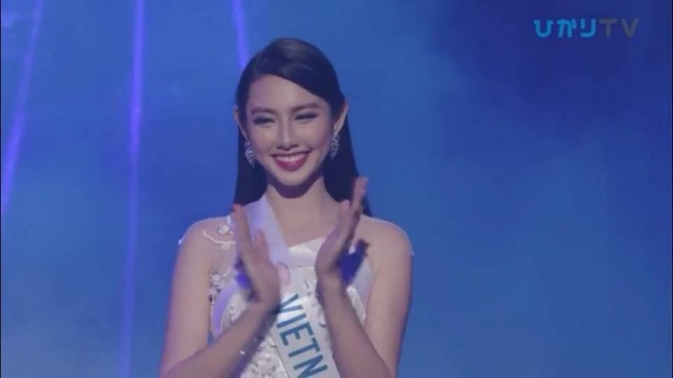 Nguyễn Thúc Thuỳ Tiên trắng tay tại Miss International 2018 - 6 Thuỳ Tiên đã ghi điểm khi kết thúc phần trình diễn trang phục dạ hội bằng một nụ cười tươi tắn và cách cúi đầu chào đầy trịnh trọng.