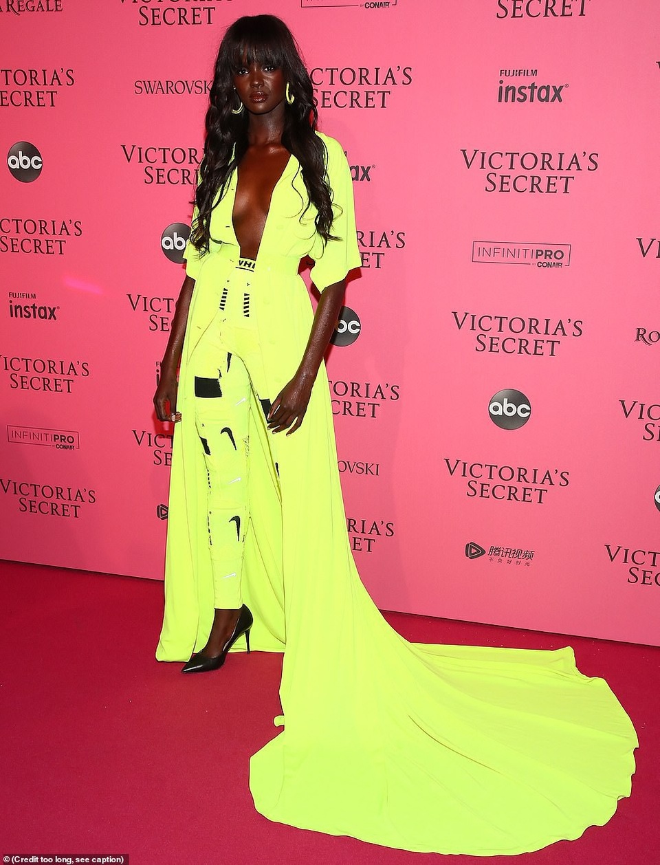 Dàn siêu mẫu nội y diện trang phục xẻ tứ bề - 27
Duckie Thot nổi bật trong bộ váy vàng