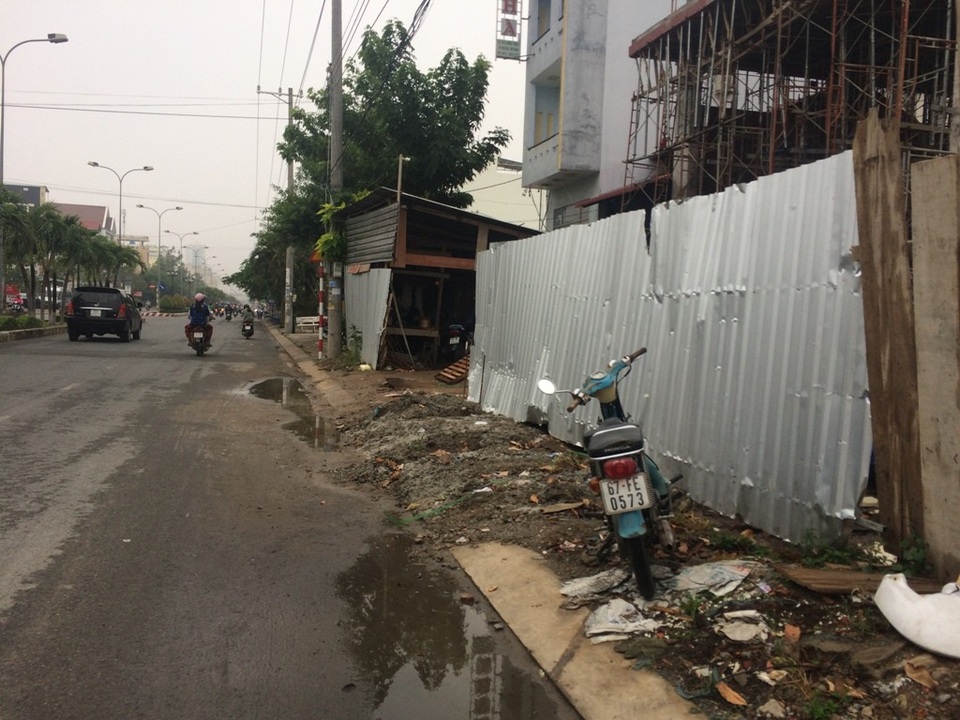 Một công trình xây dựng vừa chiếm vỉa hè, vừa làm mất vệ sinh đường phố thế này