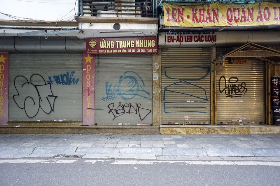 Phố cổ Hà Nội bị bôi bẩn khắp nơi bởi hình vẽ graffiti - 10
Loạt ô cửa hiệu bị vẽ bẩn trên phố Đinh Liệt.