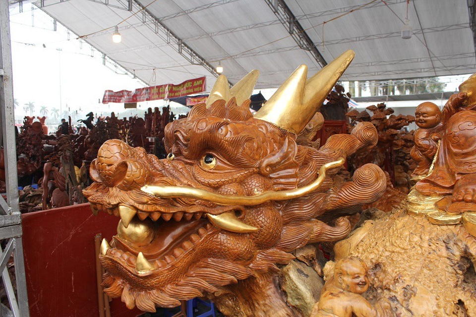 Chiêm ngưỡng tuyệt tác Long Quy từ gỗ nu đinh hàng trăm năm tuổi của đại gia Thái Bình - 5 Hình ảnh rồng vàng được chạm khắc uy nghi, sắc nét