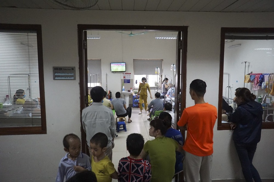Quên đau đớn, bệnh nhân cùng bác sĩ hết mình cổ vũ U23 Việt Nam - 14 Quên đau đớn, bệnh nhân cùng bác sĩ hết mình cổ vũ U23 Việt Nam - 14