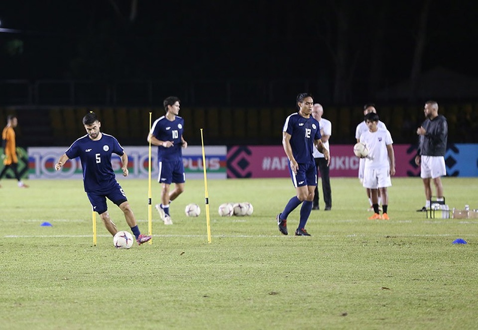 Philippines tập bài lạ chờ đấu đội tuyển Việt Nam - 1
Cầu thủ Philippine sử dụng khá nhiều các tình huống phối hợp nhỏ trong buổi tập