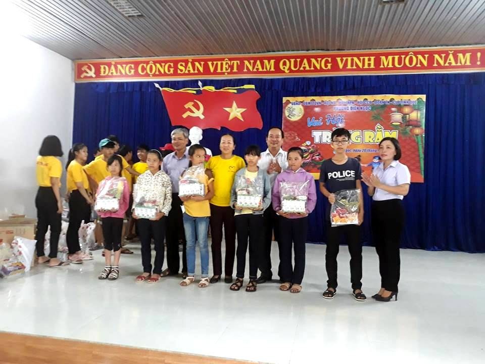 Cô giáo cảm hóa học sinh hướng thiện, giúp người nghèo khó, bất hạnh - 2 Tự tay phát quà trung thu cho các em khó khăn, bất hạnh