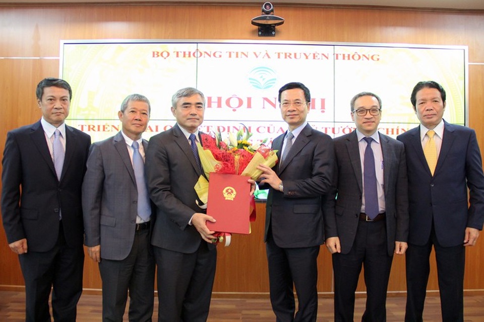 Thứ trưởng Bộ TT&TT Nguyễn Minh Hồng nghỉ hưu từ hôm nay - 1 Bộ trưởng Nguyễn Mạnh Hùng trao quyết định công tác cán bộ cho Thứ trưởng Nguyễn Minh Hồng. Ảnh: Bộ TT&TT