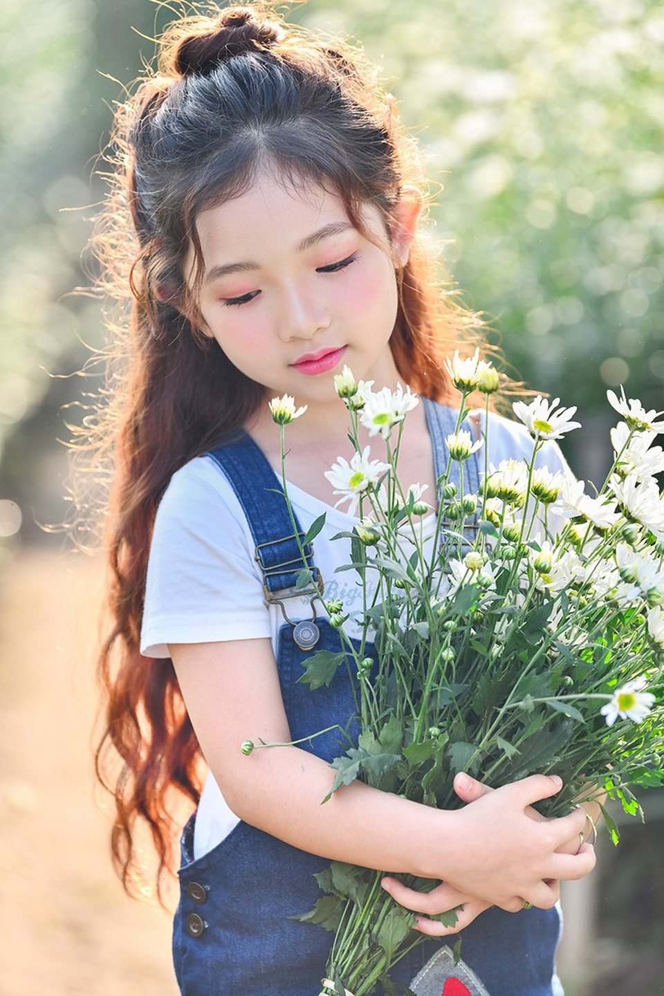 "Nàng công chúa tóc mây" 6 tuổi phiên bản Việt - 4 Còn nhỏ tuổi nhưng bé Hà Linh đã có năng khiếu biểu hiện trước ống kính máy ảnh.