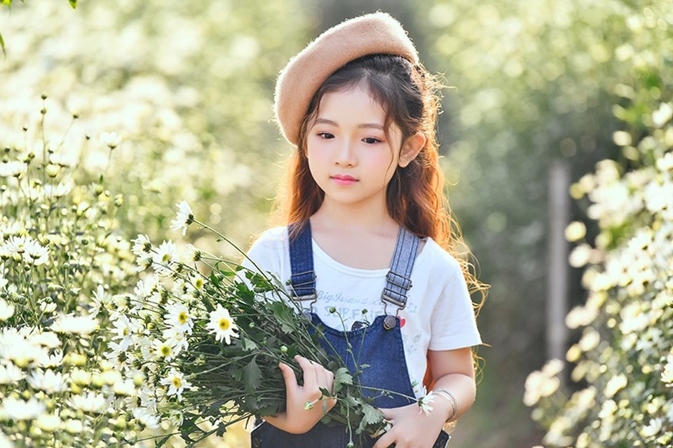 "Nàng công chúa tóc mây" 6 tuổi phiên bản Việt - 3 Hà Linh thích hát, múa, xem truyện tranh và thích nhất là chú mèo máy Doraemon. Ngoài ra, Linh cũng được khen rằng cô bé có mái tóc đẹp giống như nàng công chúa tóc mây Rapunzel.