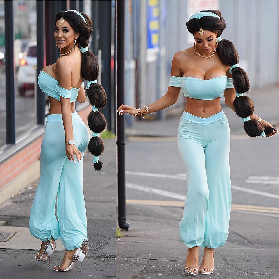 Chloe Khan khoe ngực khủng giữa trời đông giá - 5
Cô từng chi hơn 100 nghìn bảng Anh để sửa mũi, hút mỡ, nâng ngực, đại tu vòng ba...
