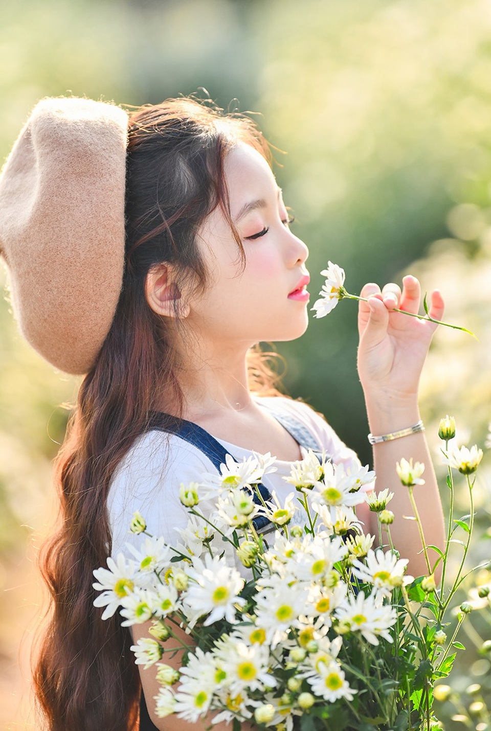 "Nàng công chúa tóc mây" 6 tuổi phiên bản Việt - 2 Hà Linh là một người mẫu nhí, nàng thơ nhỏ tuổi của nhiếp ảnh Lê Xuân Bách.