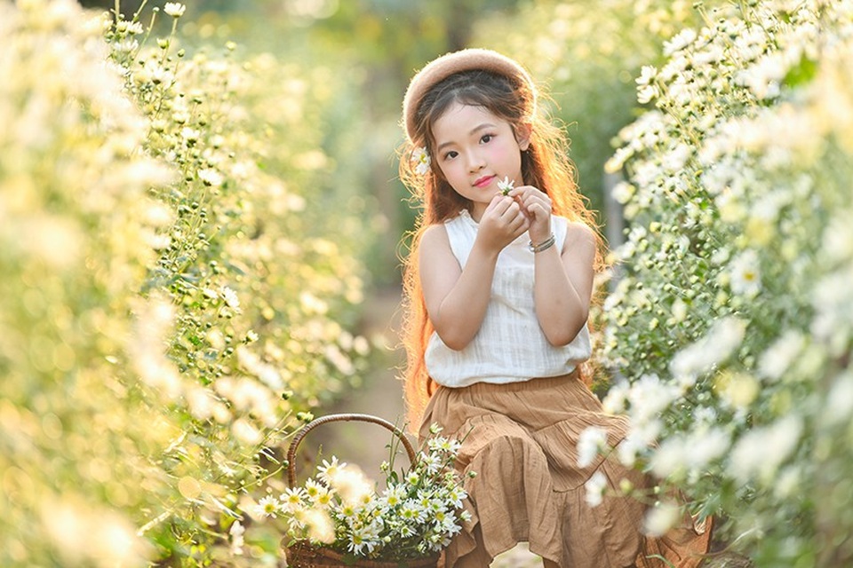 "Nàng công chúa tóc mây" 6 tuổi phiên bản Việt - 6 Hà Linh không chỉ ăn ảnh mà còn biểu đạt tốt thần thái