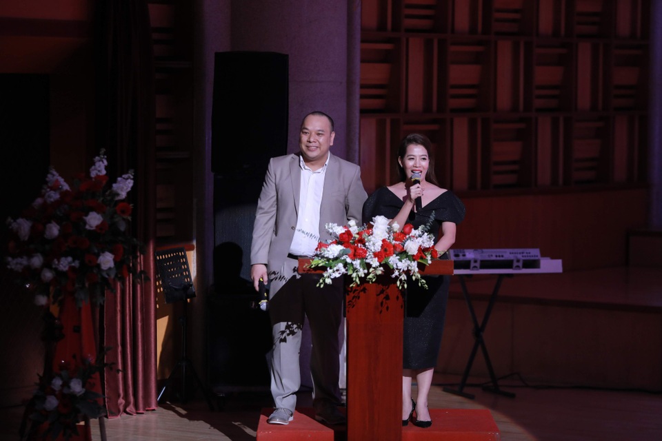 Con trai NSƯT Quốc Tuấn gây xúc động với màn biểu diễn đầy thử thách - 3 MC Diệp Chi và TS Nguyễn Tiến Mạnh - Trưởng khoa Jazz cùng dẫn dắt chương trình. Tất cả các nghệ sĩ đều đem đến đêm nhạc những tiết mục đặc biệt, theo đúng tinh thần để nhạc Jazz lên tiếng trong phần phát biểu mà nguyên Giám đốc Học viện đã chia sẻ trong phần phát biểu.