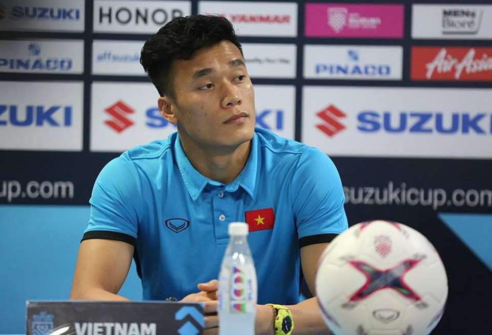 
Thủ môn Bùi Tiến Dũng tự tin trong buổi họp báo trước trận
