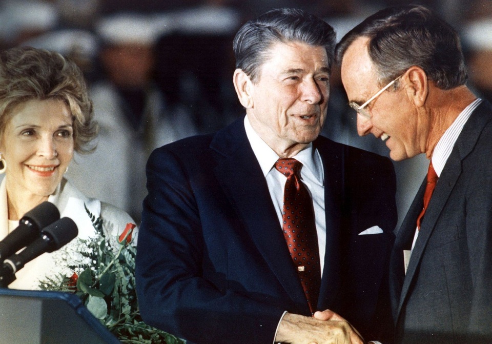 Dấu ấn đáng nhớ trong cuộc đời cựu Tổng thống Mỹ George H.W. Bush - 10
Tổng thống Ronald Reagan bắt tay ông Bush vào năm 1988. Ông Bush giữ chức phó tổng thống trong 2 nhiệm kỳ của ông Reagan, từ năm 1981-1989, trước khi kế nhiệm ông Reagan. (Ảnh: AFP)