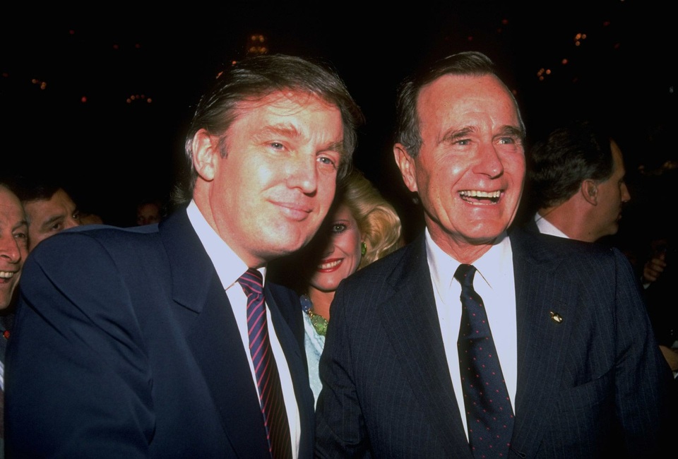 Dấu ấn đáng nhớ trong cuộc đời cựu Tổng thống Mỹ George H.W. Bush - 11
Ông Bush chụp ảnh với ông trùm bất động sản và tổng thống Mỹ tương lai Donald Trump trong sự kiện tranh cử năm 1988. (Ảnh: LIFE Picture Collection)