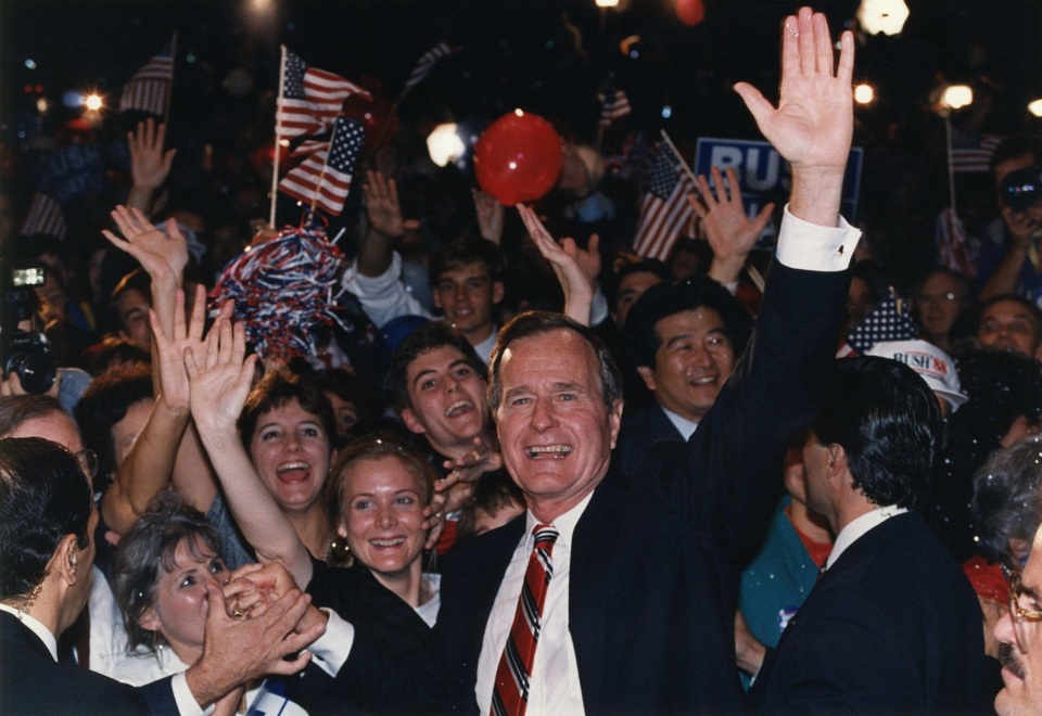 Dấu ấn đáng nhớ trong cuộc đời cựu Tổng thống Mỹ George H.W. Bush - 12
Ông Bush ăn mừng chiến thắng với những người ủng hộ tại Houston vào năm 1988. (Ảnh: Getty)
