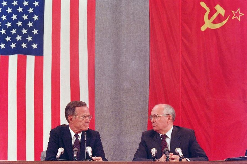 Dấu ấn đáng nhớ trong cuộc đời cựu Tổng thống Mỹ George H.W. Bush - 18
Cựu Tổng thống Mỹ Bush và nhà lãnh đạo Liên Xô Gorbachev tham dự cuộc họp báo ở Moscow vào tháng 7/1991 sau 2 ngày hội nghị thượng đỉnh với cam kết giải giáp vũ khí. (Ảnh: AFP)