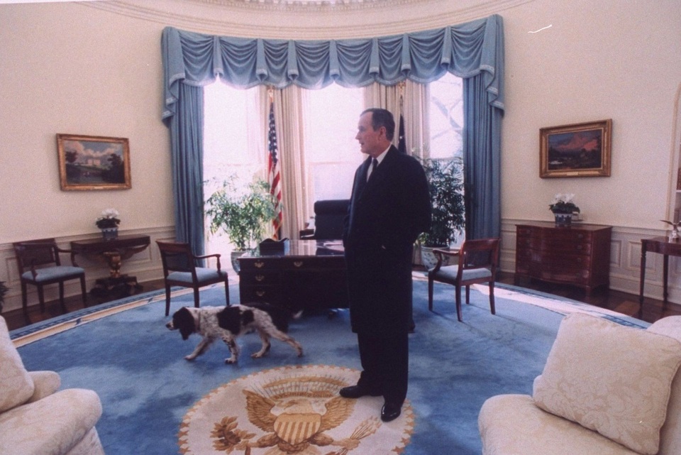 Dấu ấn đáng nhớ trong cuộc đời cựu Tổng thống Mỹ George H.W. Bush - 19
Ông Bush nhìn một lượt Phòng Bầu Dục lần cuối trước khi chuyển giao Nhà Trắng cho người kế nhiệm Bill Clinton. (Ảnh: White House)