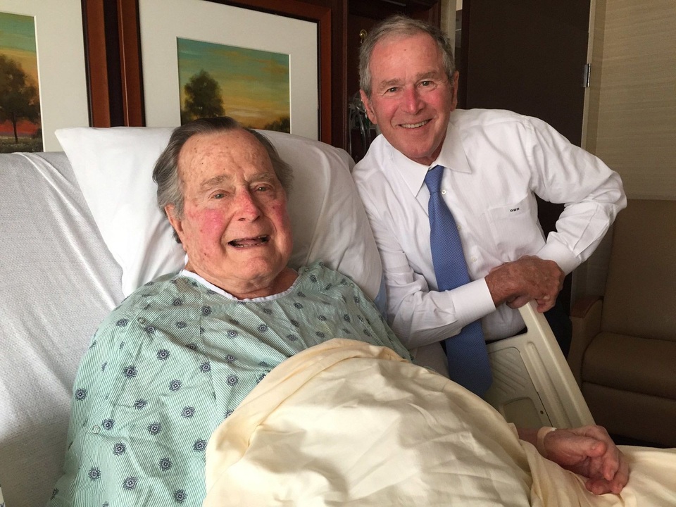Dấu ấn đáng nhớ trong cuộc đời cựu Tổng thống Mỹ George H.W. Bush - 24
Cựu Tổng thống Bush nhập viện hồi tháng 4/2017. Ông chụp ảnh cùng con trai bên giường bệnh. (Ảnh: Twitter)