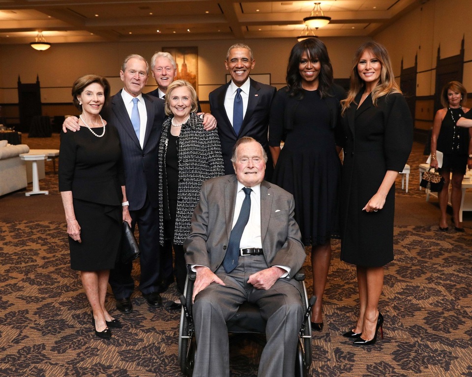 Dấu ấn đáng nhớ trong cuộc đời cựu Tổng thống Mỹ George H.W. Bush - 25
Ông Bush chụp ảnh cùng vợ chồng cựu Tổng thống Obama, cựu Tổng thống Bill Clinton, Đệ nhất phu nhân Melania Trump cùng con trai và con dâu tại lễ tang của vợ ông hồi tháng 4. (Ảnh: Office of George H.W. Bush)