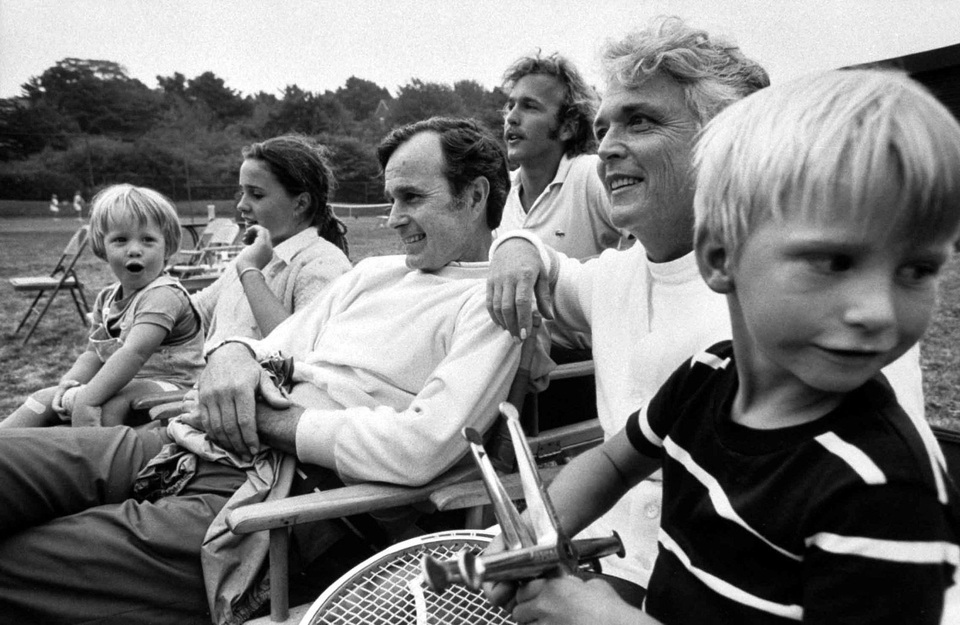Dấu ấn đáng nhớ trong cuộc đời cựu Tổng thống Mỹ George H.W. Bush - 7
George H.W. Bush ngồi cạnh các thành viên trong gia đình vào năm 1971. Ông gặp vợ tại một buổi khiêu vũ vào năm 1941 và kết hôn 4 năm sau đó. Cặp đôi có 6 người con. (Ảnh: LIFE Picture Collection)
