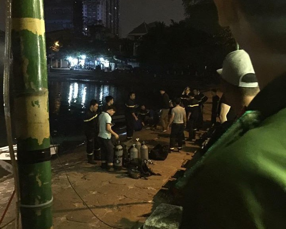 Hà Nội: Nam thanh niên chết đuối nghi do lời thách đố bơi qua hồ Hoàng Cầu - 1 Lực lượng chức năng lặn để tìm kiếm thi thể nạn nhân (Ảnh: CTV).