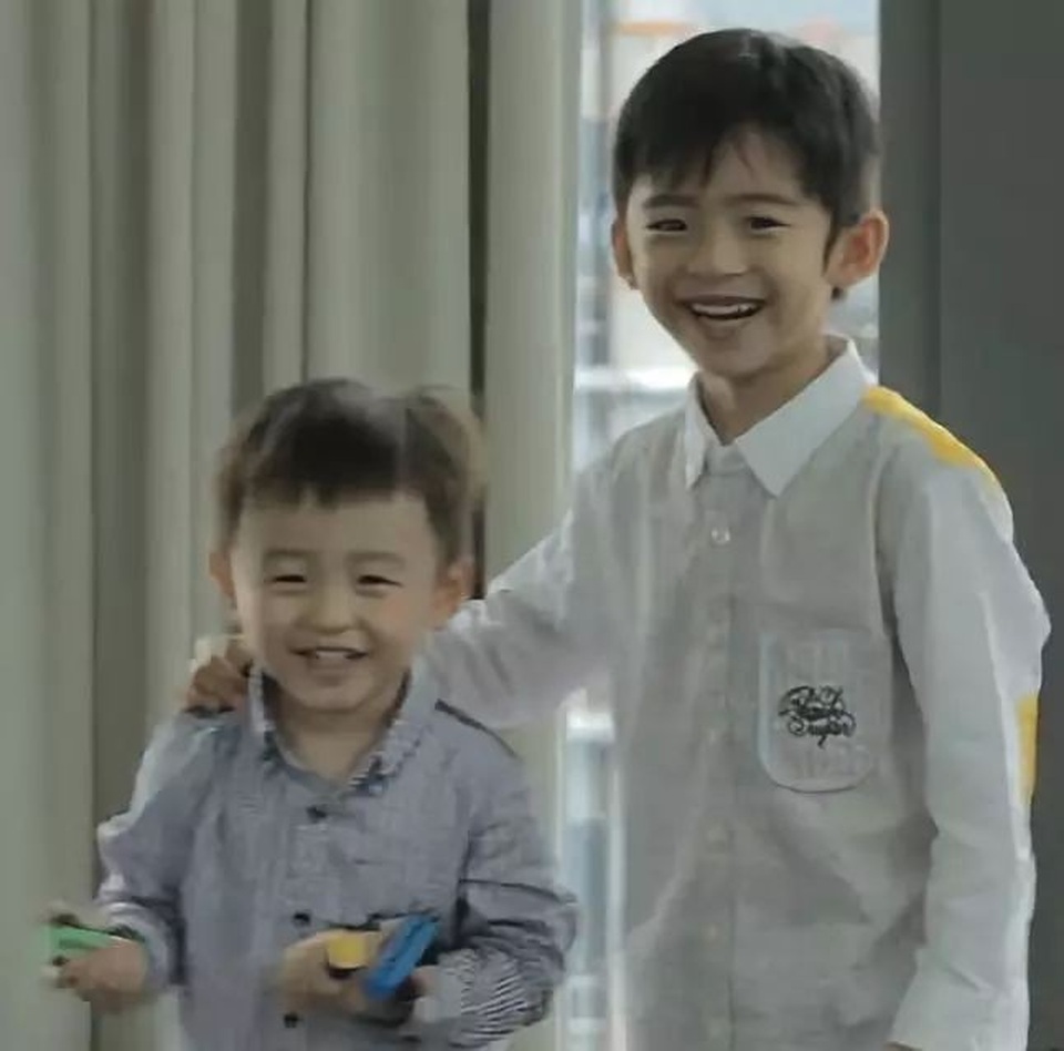 Trương Bá Chi xuất viện sau khi âm thầm sinh con thứ ba - 3
Lucas và Quintus - con trai của Trương Bá Chi và Tạ Đình Phong