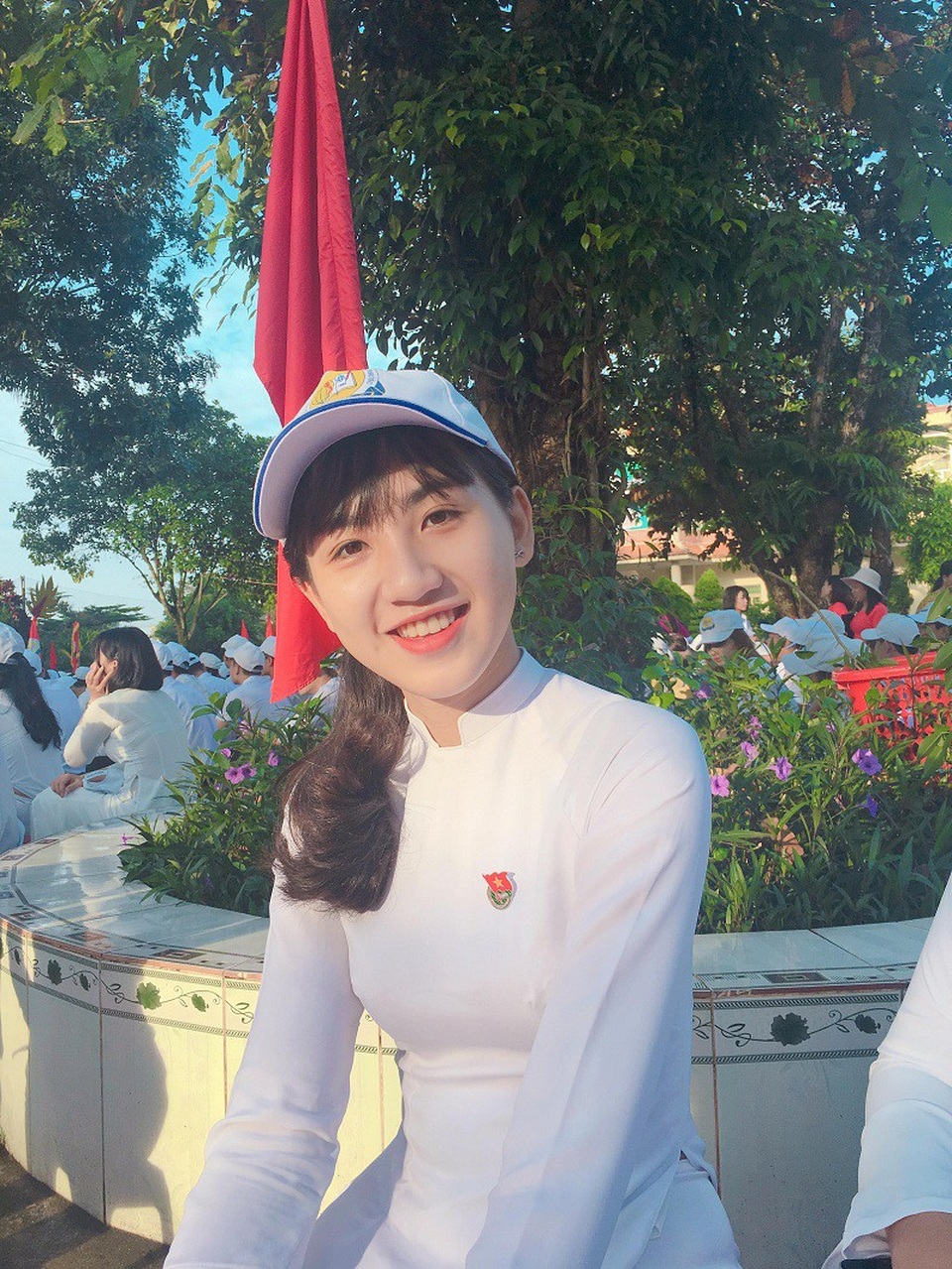 Nữ sinh Bình Phước sở hữu "góc nghiêng thần thánh" - 10 Bên cạnh đó, Trang cũng chăm chỉ tham gia văn nghệ. Thời điểm cuối cấp nhiều bận rộn nên Trang cho biết em đang tập trung hết sức vào học tập để thi đỗ vào trường ĐH Kinh tế TP. HCM.