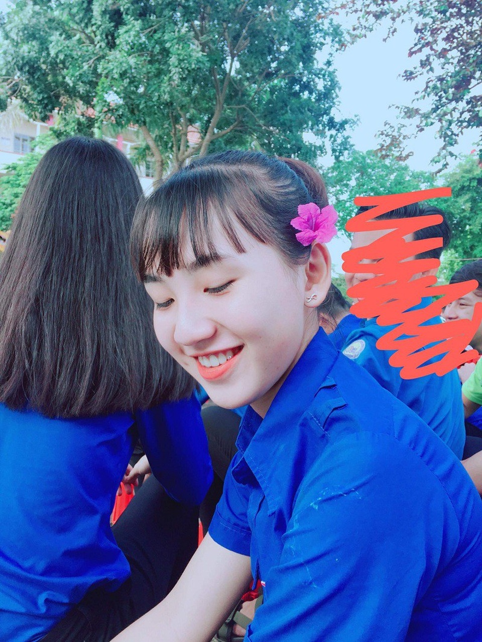 Nữ sinh Bình Phước sở hữu "góc nghiêng thần thánh" - 2 Đài Trang được nhiều người biết đến qua bức ảnh mặc áo dài trắng ngồi tham gia sự kiện của trường.