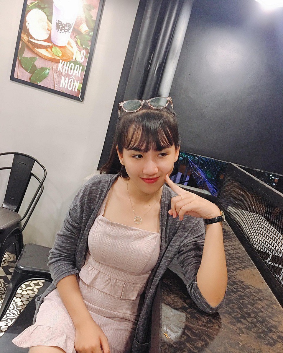 Nữ sinh Bình Phước sở hữu "góc nghiêng thần thánh" - 5 Chia sẻ về bức ảnh, Trang cho biết bức ảnh đó được Trang chụp vào ngày 20/11, khi cùng cả trường chuẩn bị ngồi dự lễ thì được nhỏ bạn thân chụp cho bức ảnh.