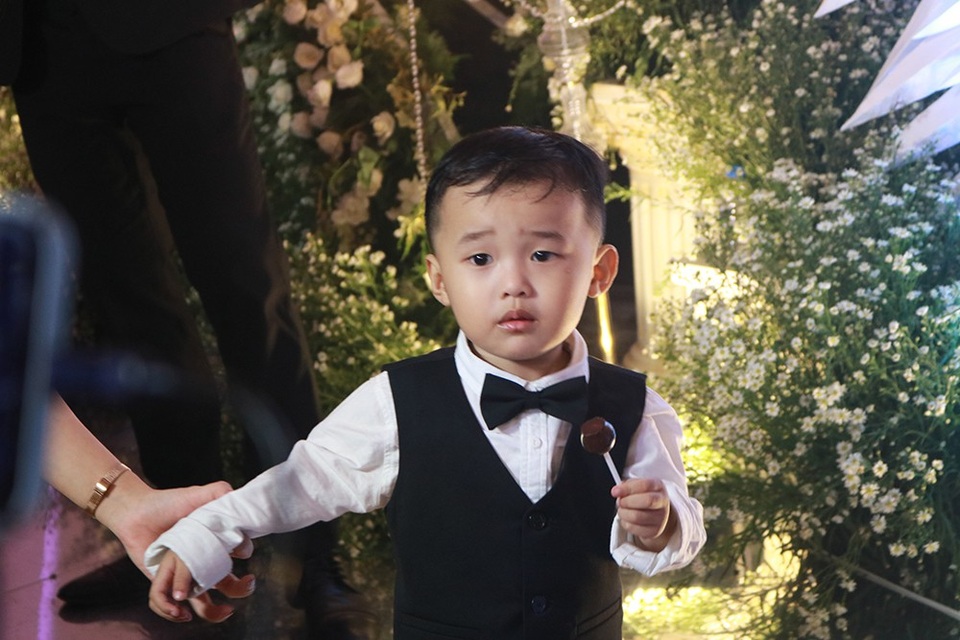 Vân Quang Long bế con nhỏ đến chúc mừng Ưng Hoàng Phúc - 4 Con trai nhỏ của Ưng Hoàng Phúc và Kim Cương quấn quít bố mẹ và rất thích chụp ảnh trong tiệc cưới của ba mẹ.
