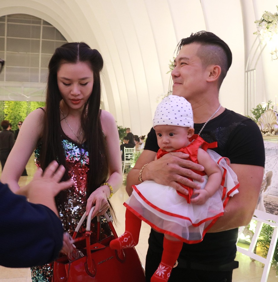 Vân Quang Long bế con nhỏ đến chúc mừng Ưng Hoàng Phúc - 1 Vân Quang Long bế con gái nhỏ đến dự tiệc cưới của ca sĩ Ưng Hoàng Phúc