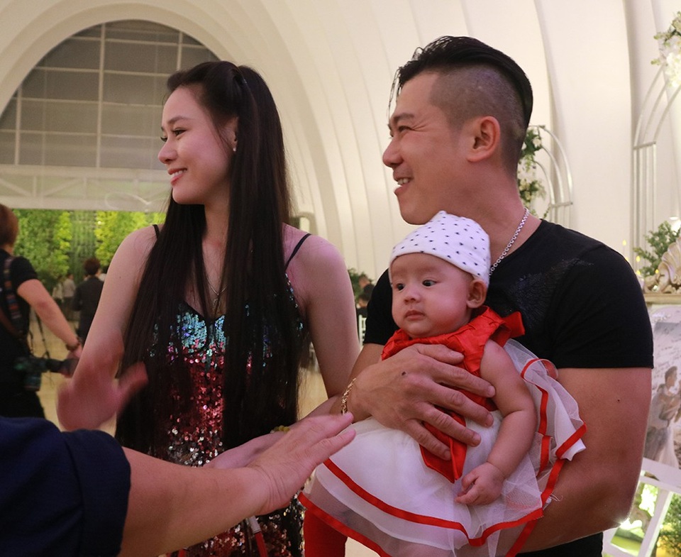 Vân Quang Long bế con nhỏ đến chúc mừng Ưng Hoàng Phúc - 2 Vân Quang Long và vợ cũ đã ly dị, người vợ hiện tại khá xinh đẹp, kém anh 10 tuổi. Sau khi nhóm 1088 tan rã, Vân Quang Long rất ít đi hát mà tập trung kinh doanh, chăm lo cho gia đình. Đây cũng là dịp hiếm hoi anh và vợ xuất hiện trước truyền thông.