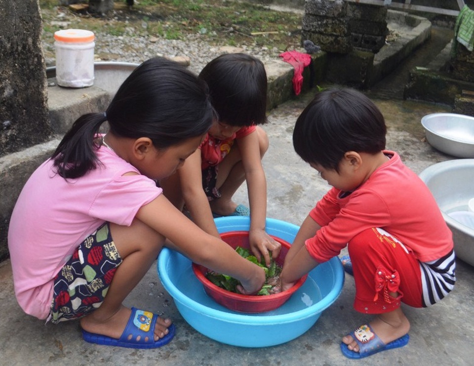 Mẹ mất đột ngột, bố lâm bệnh nặng, 4 đứa trẻ mịt mờ tương lai - 3 Từ ngày gia đình gặp nạn, chị em đã trở thành trụ cột của gia đình.