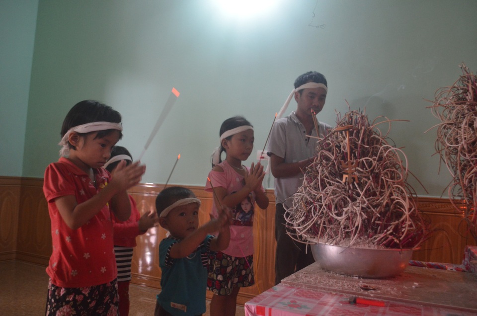 Mẹ mất đột ngột, bố lâm bệnh nặng, 4 đứa trẻ mịt mờ tương lai - 1 Bốn đứa trẻ đang còn quá nhỏ nhưng đã phải trải qua nỗi đau quá lớn.
