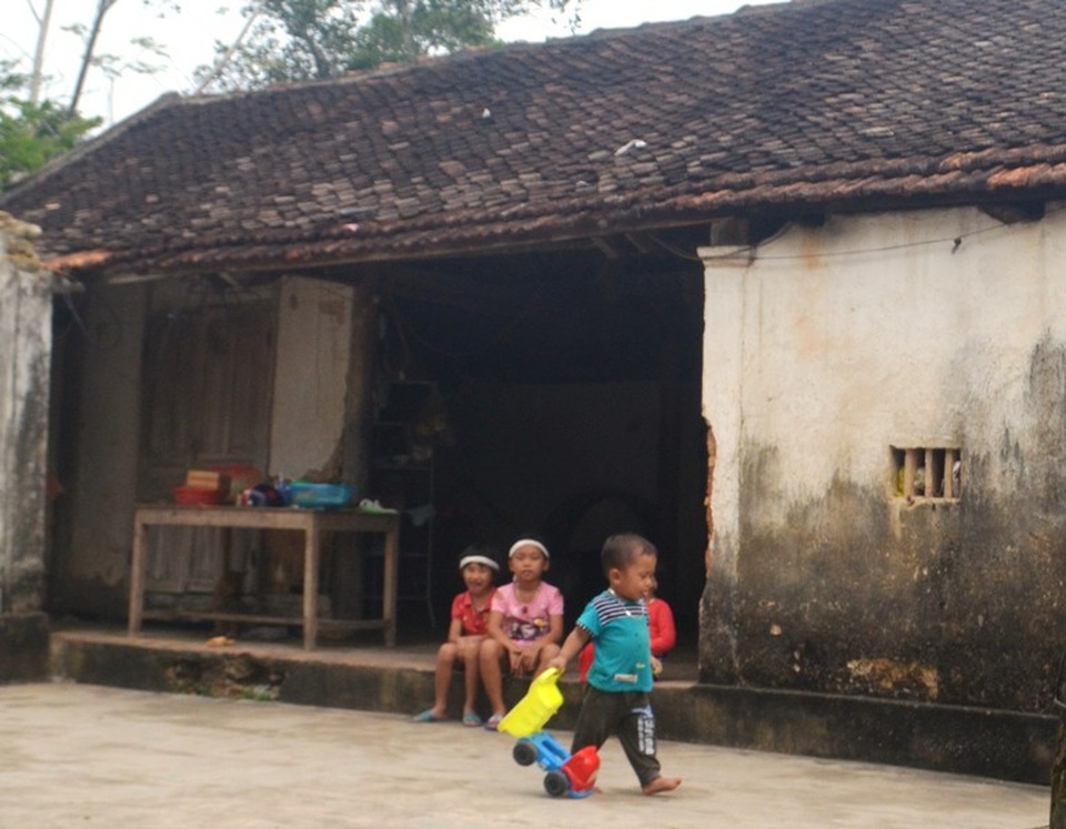 Mẹ mất đột ngột, bố lâm bệnh nặng, 4 đứa trẻ mịt mờ tương lai - 7 Tương lai của các em không biết đi về đâu nếu không được giúp đỡ.