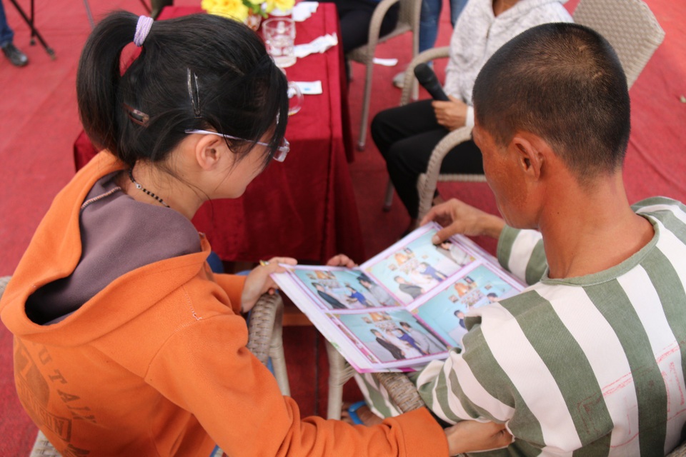 Nếu còn cơ hội và may mắn, một ngày nào đó con sẽ trở về báo hiếu cho mẹ... ! - 4 Ông Tiến lần giở cẩn thận từng bức ảnh cưới của con gái...