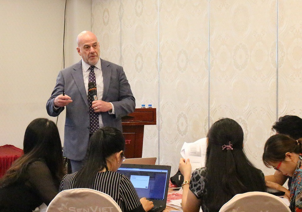 50.000 người nhiễm HIV "tiềm ẩn" đang đe dọa cộng đồng - 2 Tiến sĩ John Blandford khẳng định HIV không còn lây nhiễm khi điều trị ARV đạt mức ức chế virus