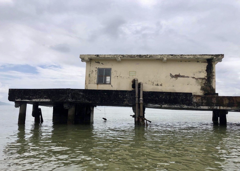 Tàu chở dầu đâm cầu cảng, xăng dầu rò rỉ ra biển - 3
Nhiều trụ bị nứt sụp nên cầu cảng có nguy cơ bị đổ bất cứ lúc nào