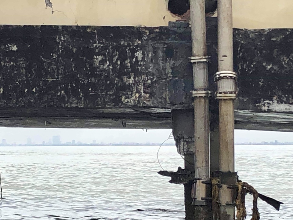 Tàu chở dầu đâm cầu cảng, xăng dầu rò rỉ ra biển - 2 Đường ống dẫn xăng dầu bị bẻ cong, hở mối nối, khiến xăng dầu rò rỉ ra biển