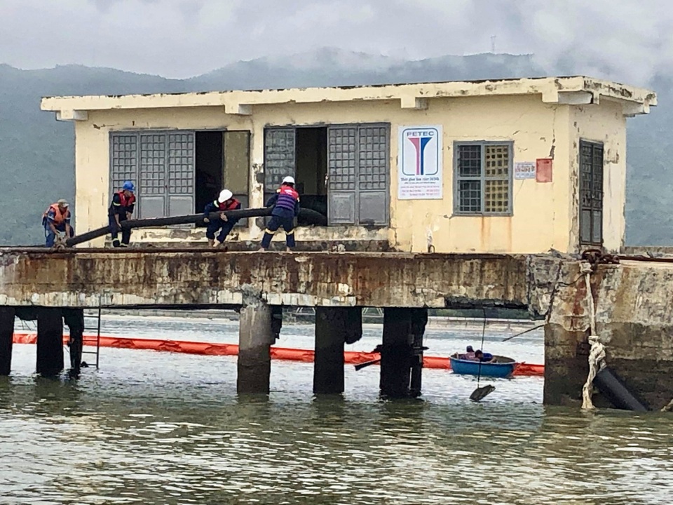 Tàu chở dầu đâm cầu cảng, xăng dầu rò rỉ ra biển - 4 Lục lượng chức năng đang khắc phục sự cố