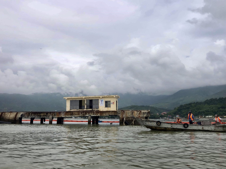 Tàu chở dầu đâm cầu cảng, xăng dầu rò rỉ ra biển - 1 Khu vực cầu cảng của kho xăng dầu Pectec Hoà Hiệp bị tàu chở dầu đâm vào sáng nay 1/12