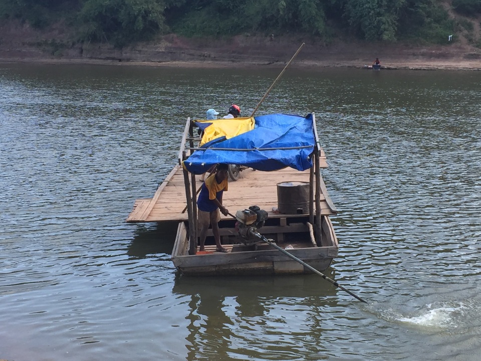 Lái đò nhiều năm, ông Tó thuộc hết mọi luồng lạch sông Sê Pôn.