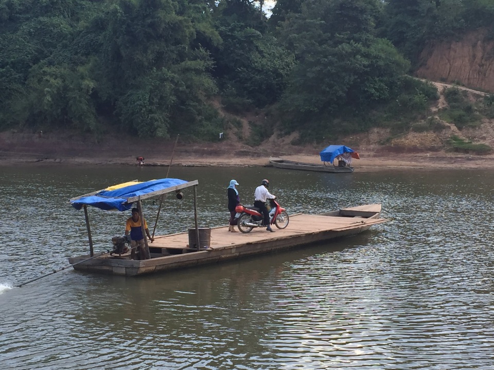 Những chuyến đò ngang giúp người dân hai bên biên giới qua lại thuận tiện hơn.