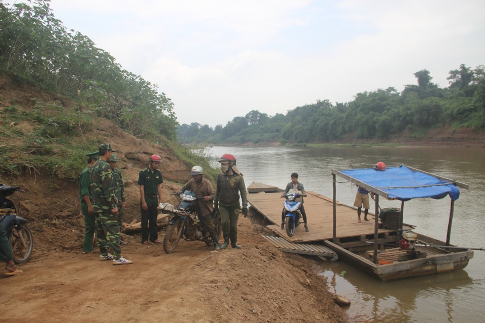 Lực lượng biên phòng tuần tra, tuyên truyền người dân chấp hành pháp luật.