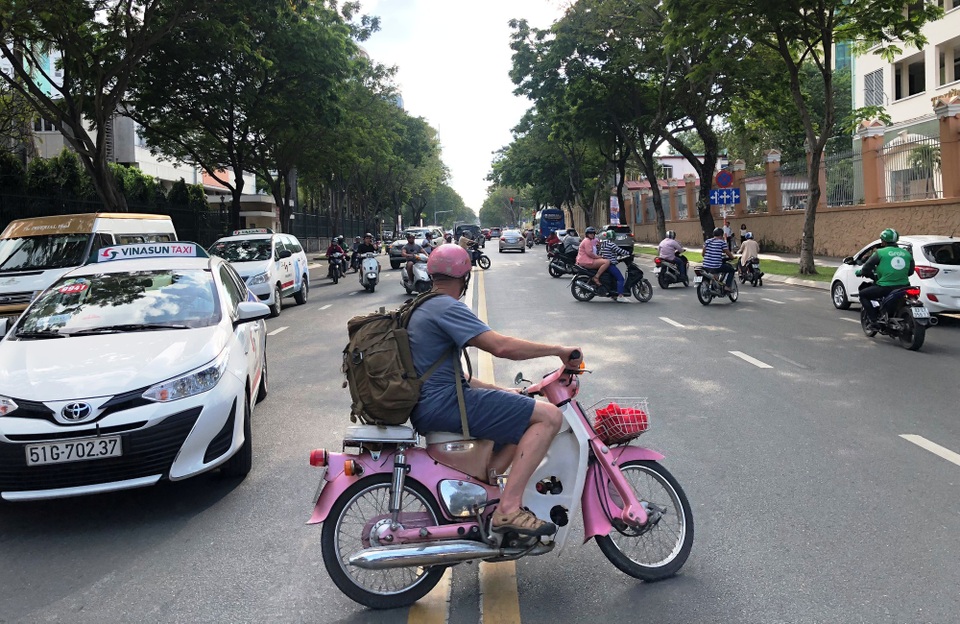 Cấm đường phục vụ giải Marathon quốc tế, giao thông trung tâm Sài Gòn hỗn loạn - 4 Cấm đường phục vụ giải Marathon quốc tế, giao thông trung tâm Sài Gòn hỗn loạn - 4