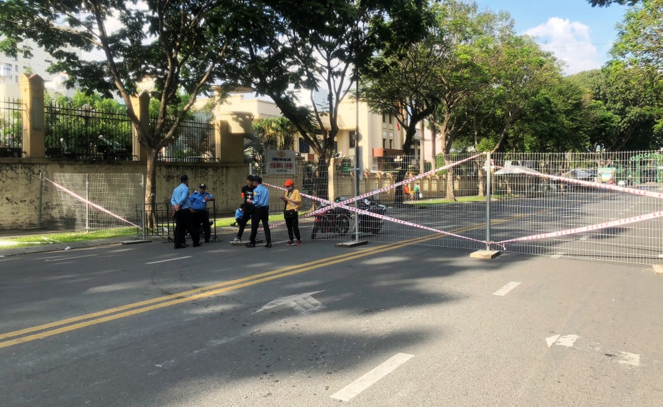 Cấm đường phục vụ giải Marathon quốc tế, giao thông trung tâm Sài Gòn hỗn loạn - 1
Ban tổ chức giải Marathon quốc tế thực hiện việc cấm đường Nguyễn Bỉnh Khiêm (đoạn từ đường Nguyễn Hữu Cảnh đến Nguyễn Thị Minh Khai) từ trưa 1/12.