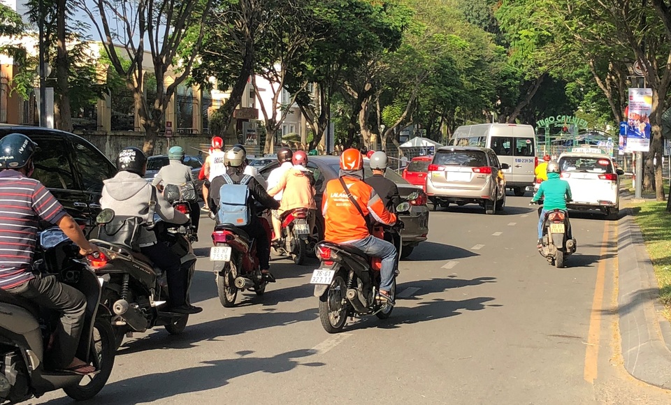 Cấm đường phục vụ giải Marathon quốc tế, giao thông trung tâm Sài Gòn hỗn loạn - 2
Tuy nhiên, do không có hướng dẫn, phân luồng từ xa nên đã gây ra cảnh hỗn loạn giao thông không đáng có ở khu vực trung tâm TP.